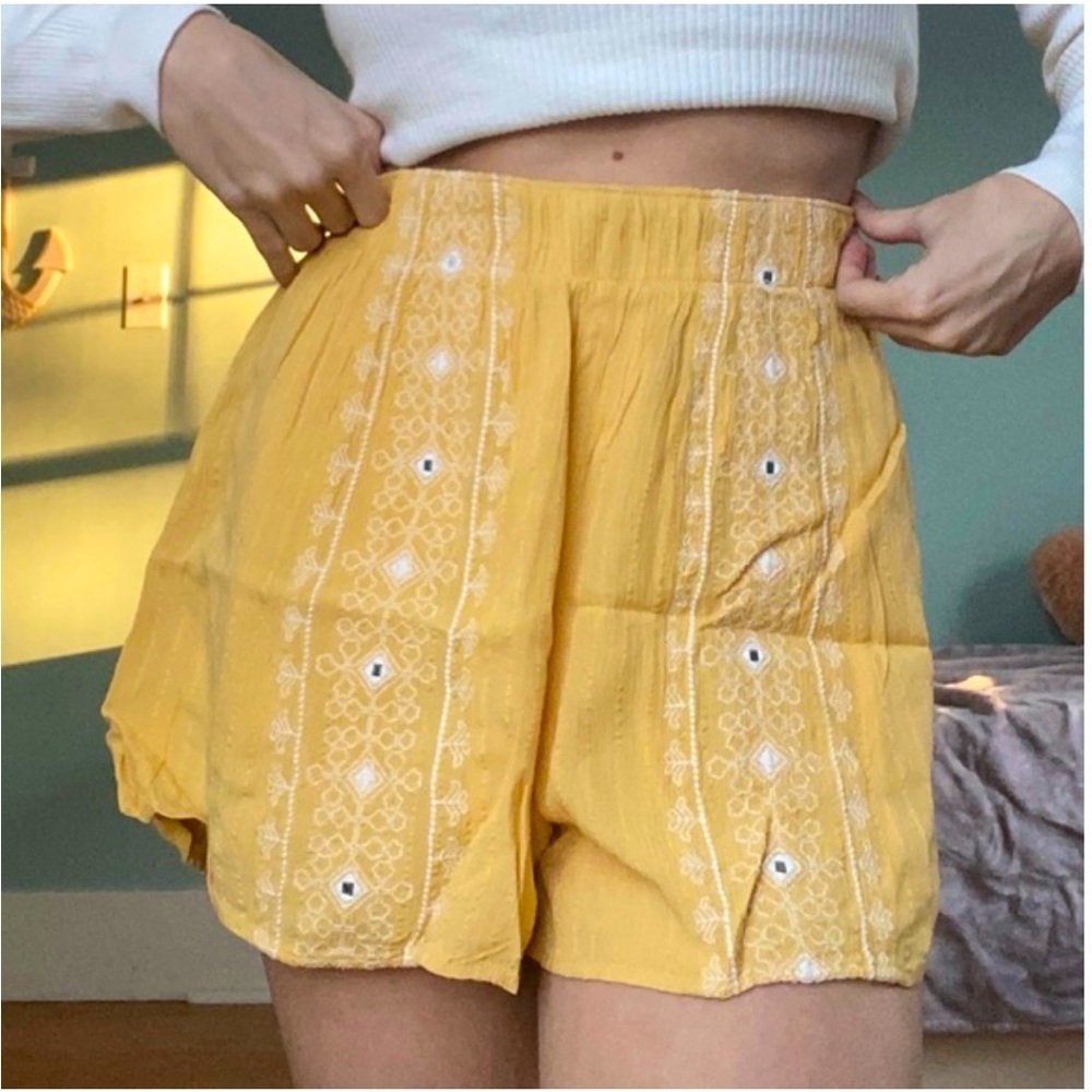 American Eagle Yellow Textured Flowy Shorts Vertical Embroidered Strips Size XS